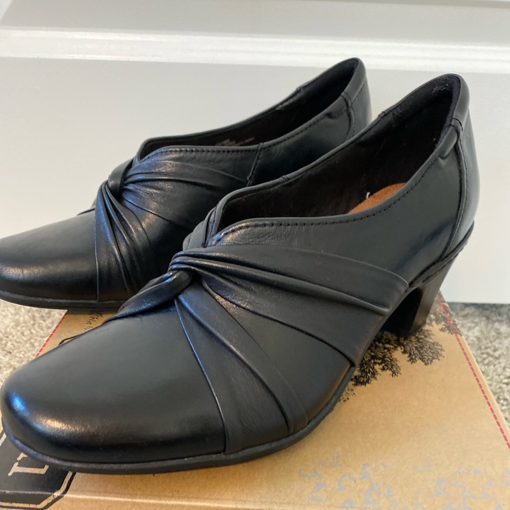 Cobb Hill pumps. 8 1/2 narrow—black gently worn